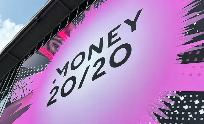 Money20/20 Europe etkinlik alanındaki pembe Money20/20 tabelası